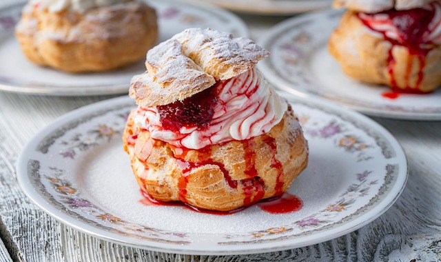 Profiterol Sevenlere: Çilekli Kremalı Puf