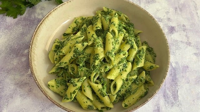 Sarımsak Aromasıyla: Kremalı Ispanaklı Makarna