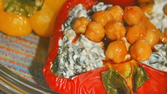 Üzerine Sosla: Renkli Biber Çanağında Ispanak Borani