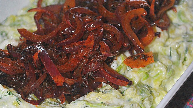 Yoğurtlu Meze: Kavrulmuş Kırmızı Soğanlı Kabak Tarator 