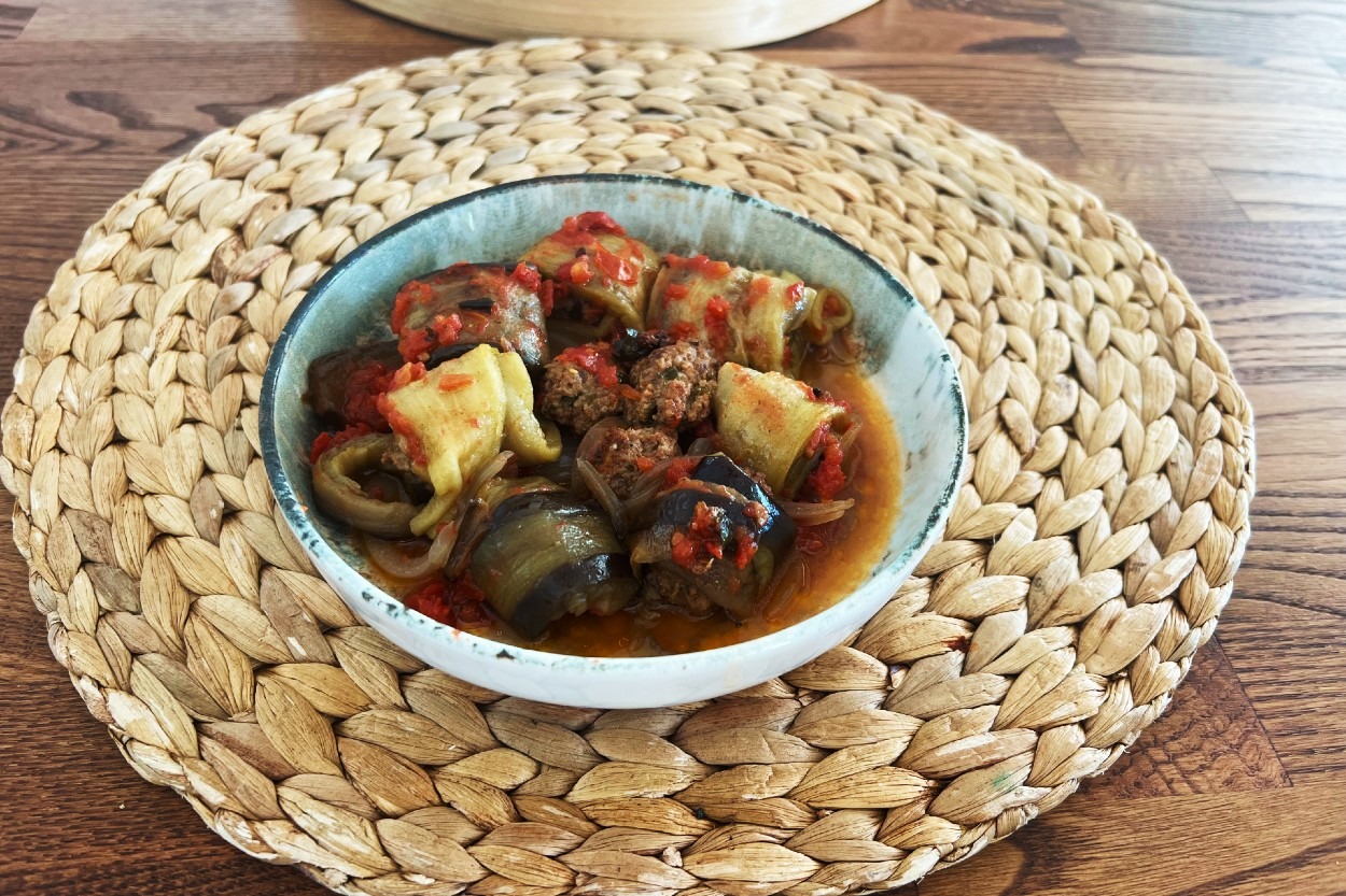 Akşam Yemeğine: Salçalı Köfteli Patlıcan Sarma