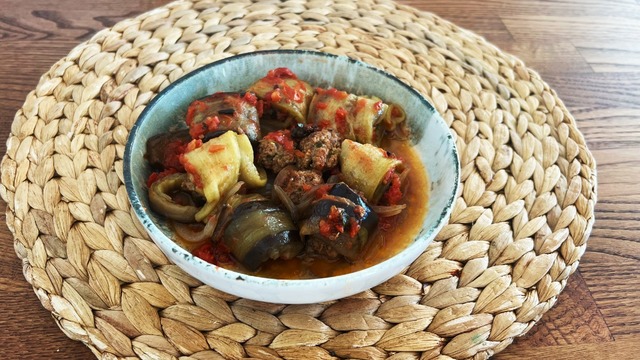 Akşam Yemeğine: Salçalı Köfteli Patlıcan Sarma