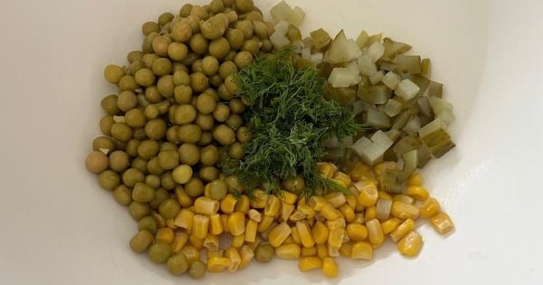 yogurtlu-bezelye-salatasi-asama1
