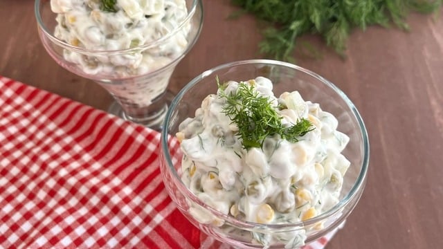 Ferahlık Garantili: Yoğurtlu Bezelye Salatası