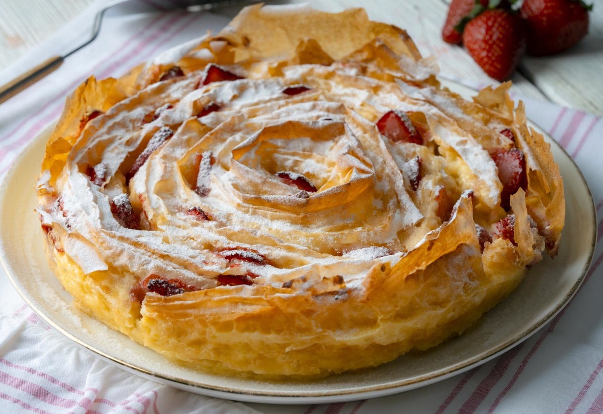 Baklavalık Yufkadan: Çilekli Süt Turtası Tarifi