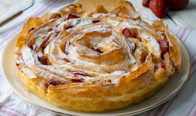 Baklavalık Yufkadan: Çilekli Süt Turtası