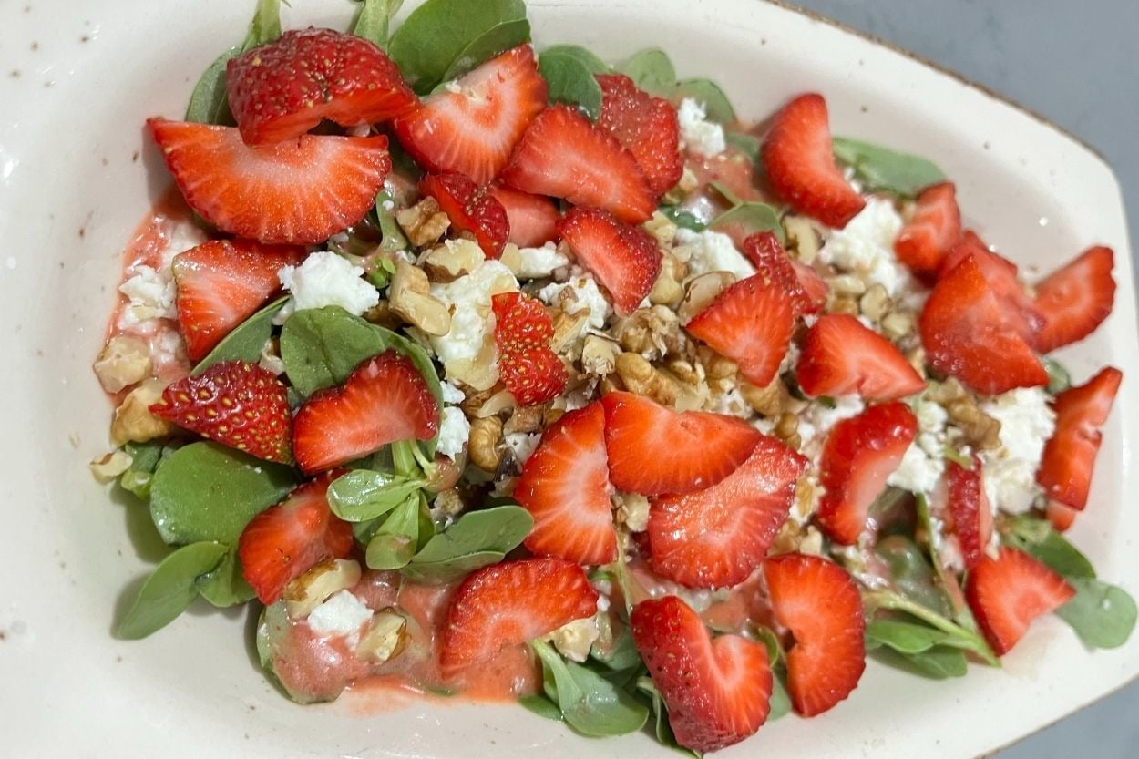 Peyniri de Var: Çilek Soslu Semizotu Salatası