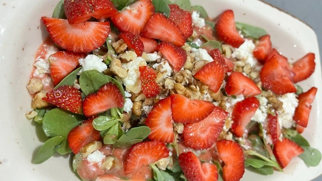 Peyniri de Var: Çilek Soslu Semizotu Salatası