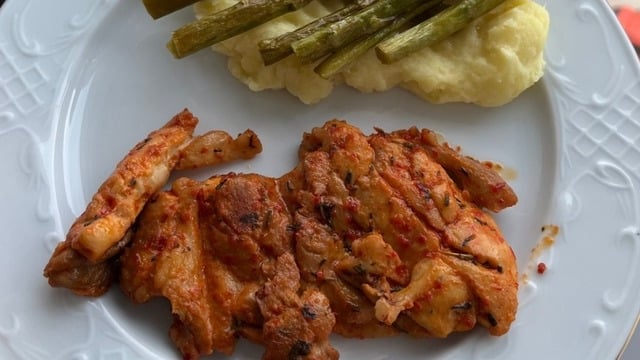 Yanında Kuşkonmazla: Patates Püresi Yatağında Tavuk