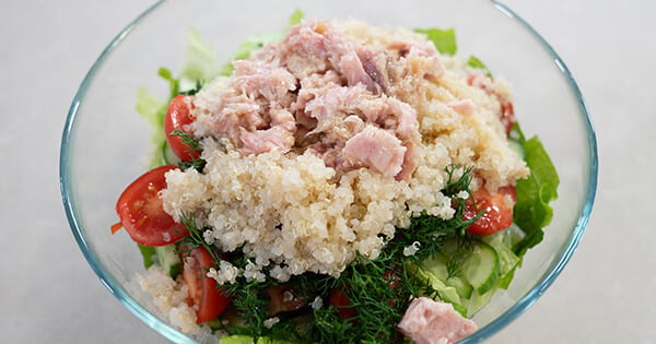 ton-balikli-kinoa-salatasi-asama3