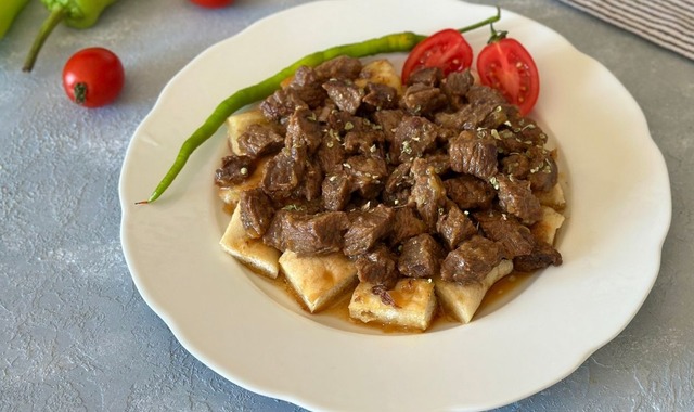 Altında Pidesiyle: Afyon Kebabı