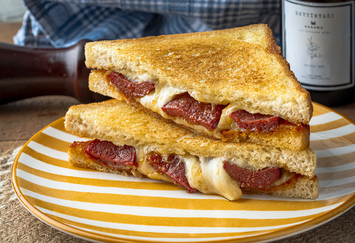 Peynir, Sucuk ve Sos Üçlüsüyle: Süper Tost Tarifi