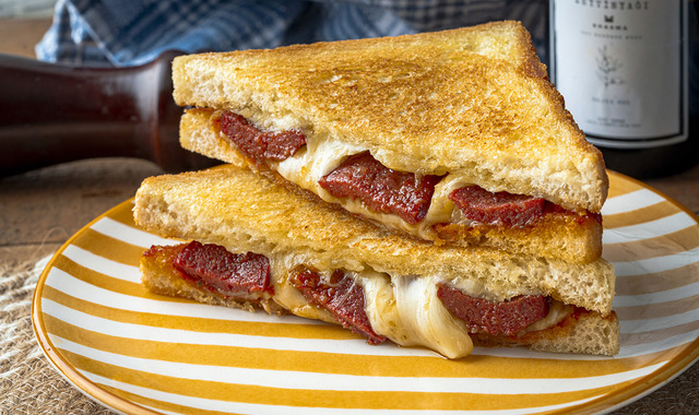 Peynir, Sucuk ve Sos Üçlüsüyle: Süper Tost