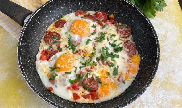 Kahvaltının Kralı: Kaşarlı Sucuklu Yumurta