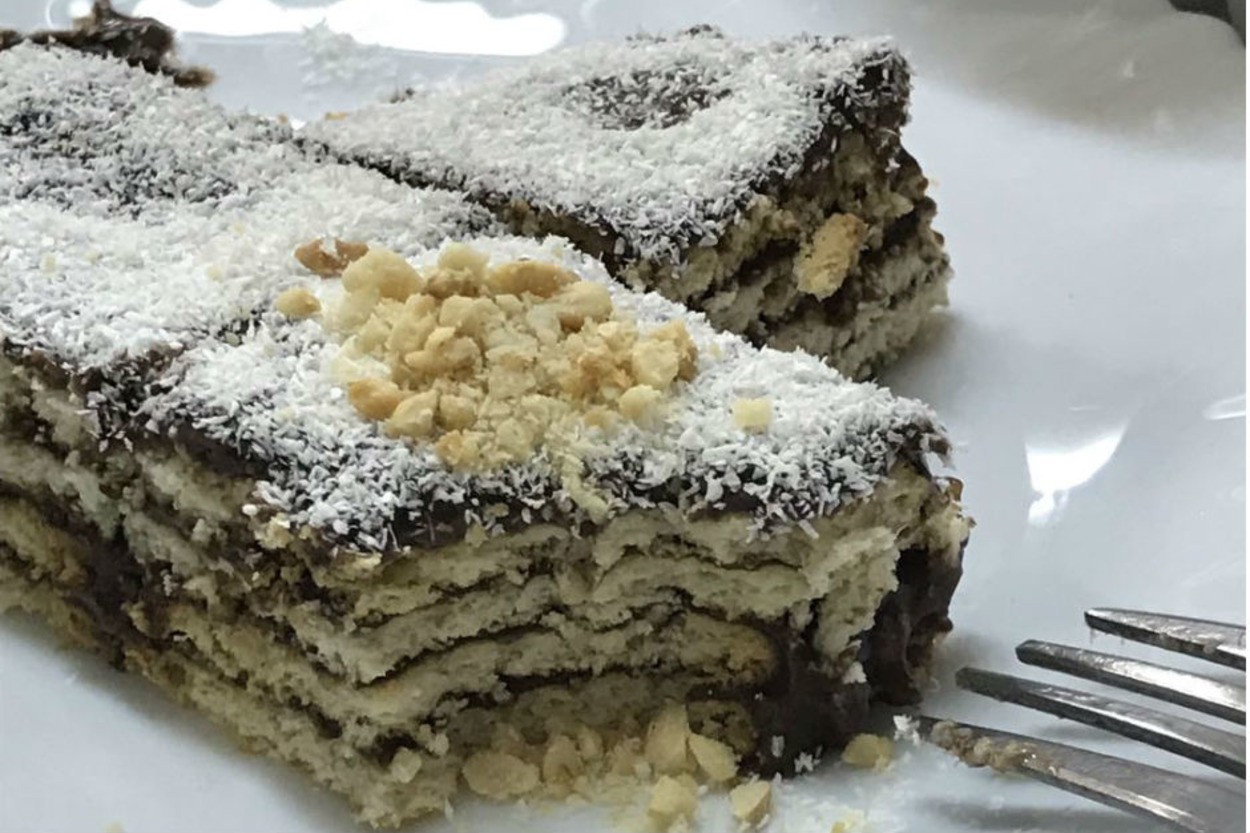 Çocukluğumuzun Lezzeti: Pratik Pudingli Bisküvili Pasta
