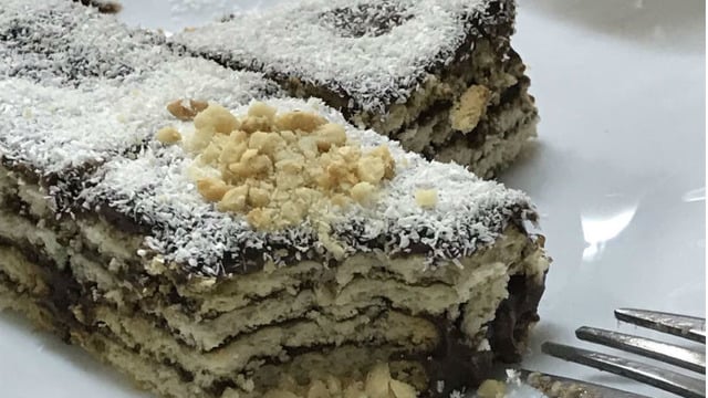 Çocukluğumuzun Lezzeti: Pratik Pudingli Bisküvili Pasta