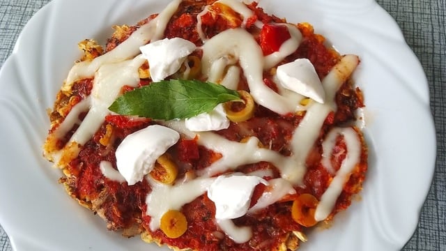 Çabucak Hazır: Glutensiz Üç Peynirli Kahvaltılık Pizza