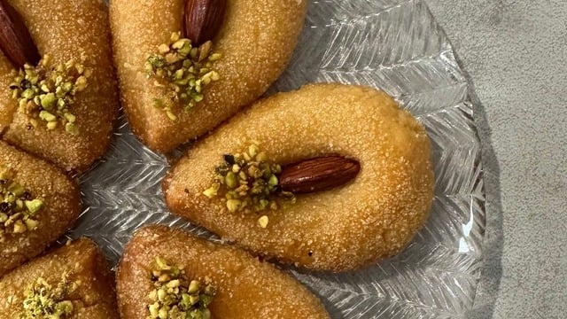 Sofraları Süsler: İrmikli Bademli Damla Tatlısı 