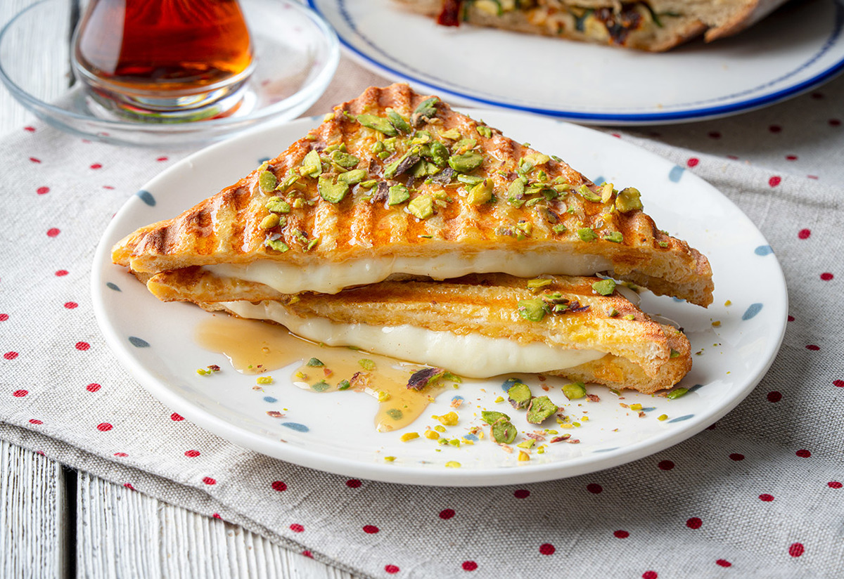 Tatlı Tuzlu Lezzetiyle: Ballı Peynirli Tost Tarifi