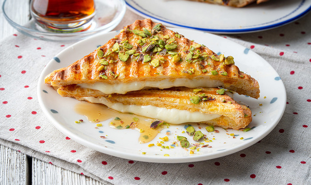 Tatlı Tuzlu Lezzetiyle: Ballı Peynirli Tost