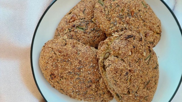 Dereotu da Var: Badem Unlu Cevizli Ketojenik Ekmek