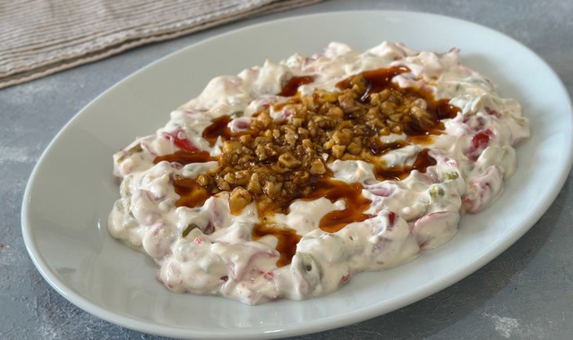 Kokusu Evi Sarar: Airfryer'da Közlenmiş Biber Salatası