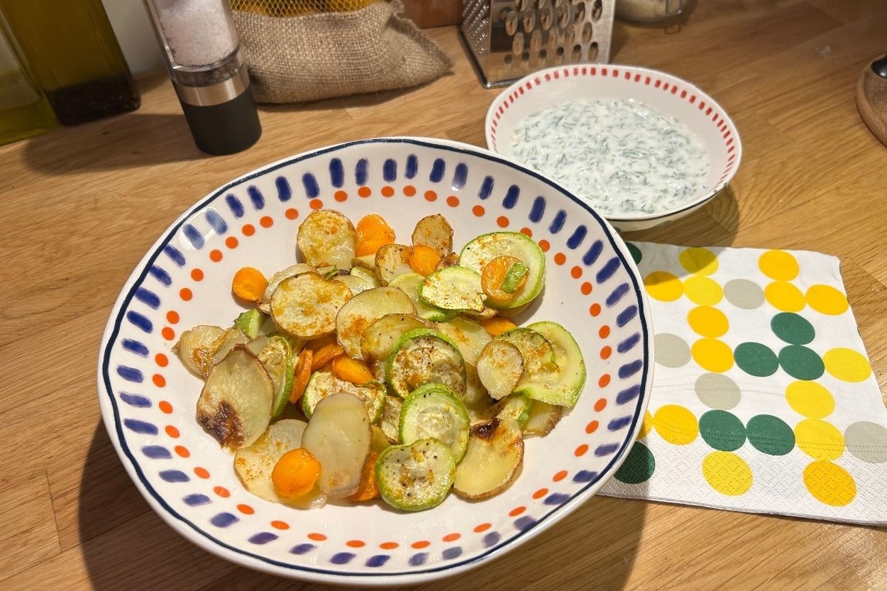Fırında Pişiyor: Havuçlu Pratik Kabak Salatası