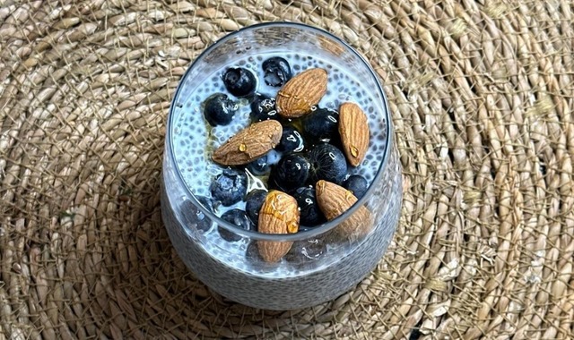 Cilde Işıltı Veren: Yaban Mersinli Pratik Chia Puding