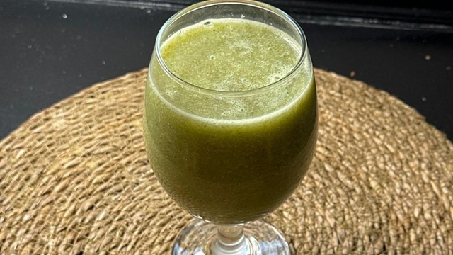 Östrojen Arttıran: Elmalı Salatalıklı Smoothie