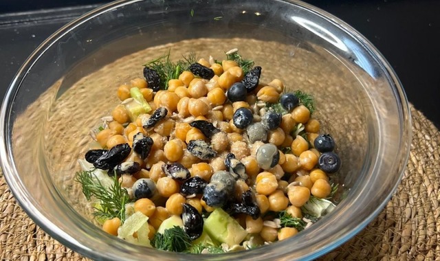 Tiroit ve Metabolizma İçin: Kuru Üzümlü Yeşillik Salatası