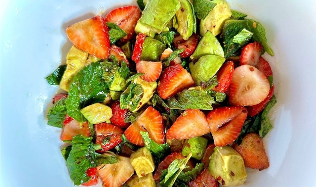 Tatlı Aromasıyla: Çilekli Naneli Yaz Salatası