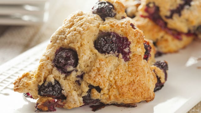 İngiliz Ponçiği: Yaban Mersinli Scone