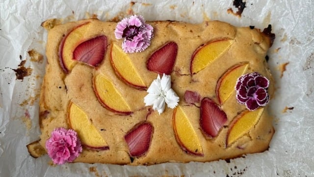 Glutensiz Yaz Rüyası: Yaz Meyveli Badem Keki
