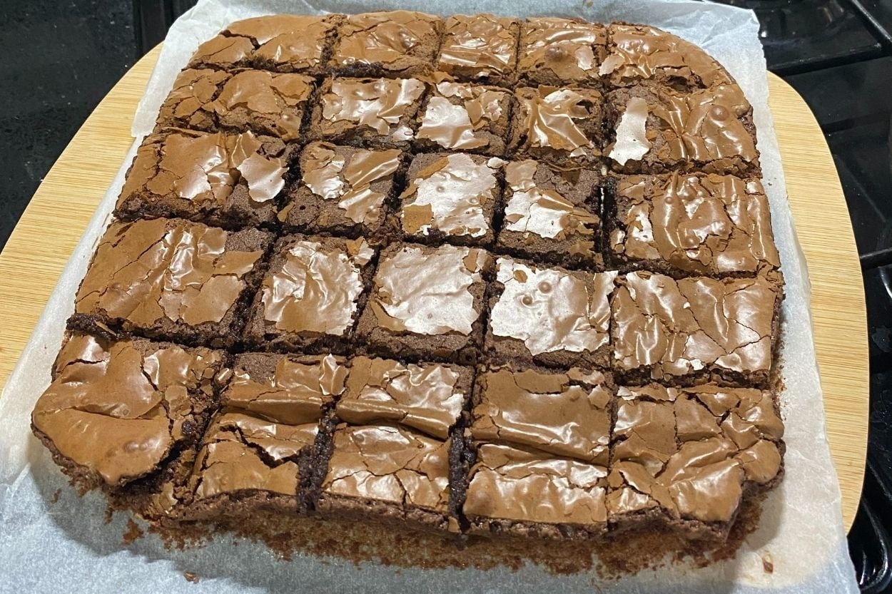 Kenarları Hafif Kıtır: Yumuşak Nemli Brownie