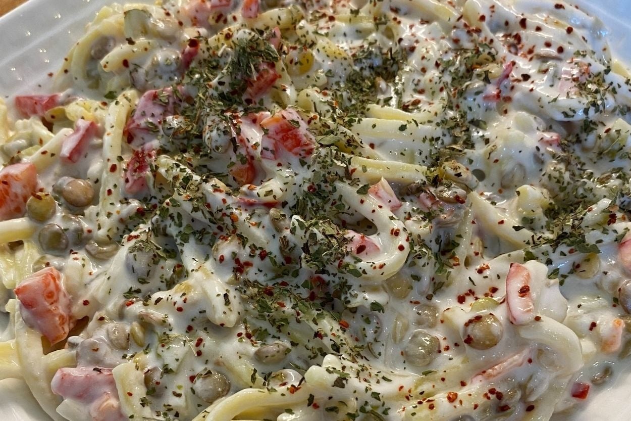 Oldukça Hafif: Yeşil Mercimekli Erişte Salatası 