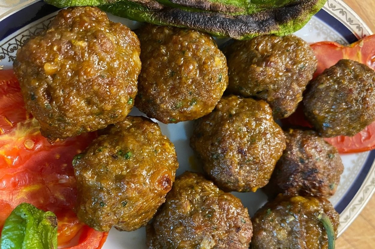 İçi Sulu Sulu: Mangal Tadında Köfte