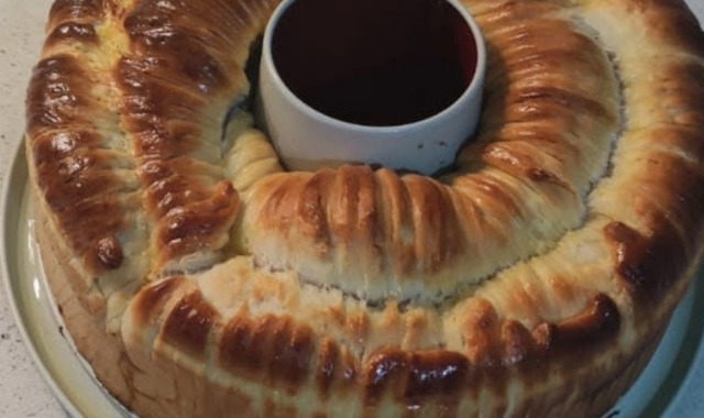 Tel Tel Ayrılan: Kek Kalıbında Pratik Çörek