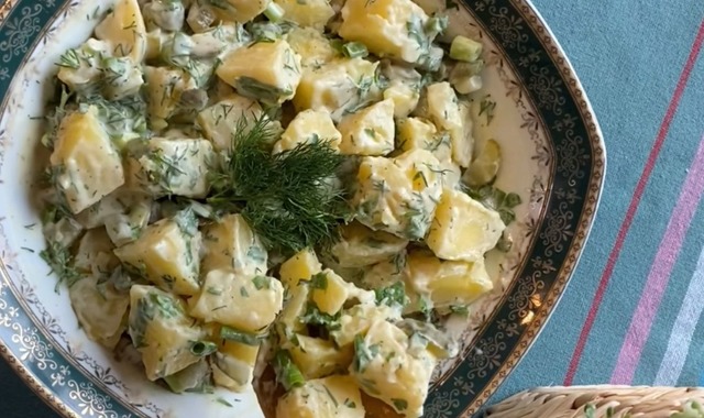 Davet Sofralarına: Hardal Soslu Leziz Patates Salatası