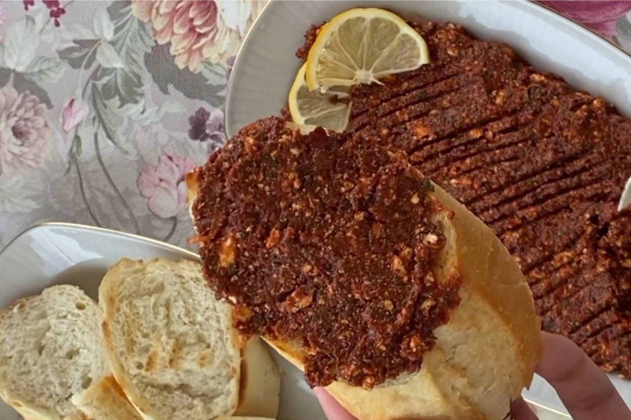 Ekmek Üstüne: Kahvaltılık Pratik Çemen