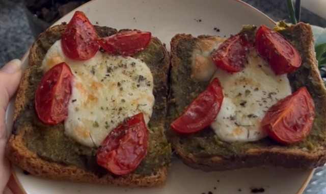 Pesto Soslu: Airfryer’da Dilim Kahvaltı