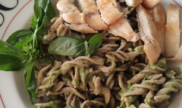 Pratik Bir Lezzet: Avokadolu Pesto Soslu Makarna