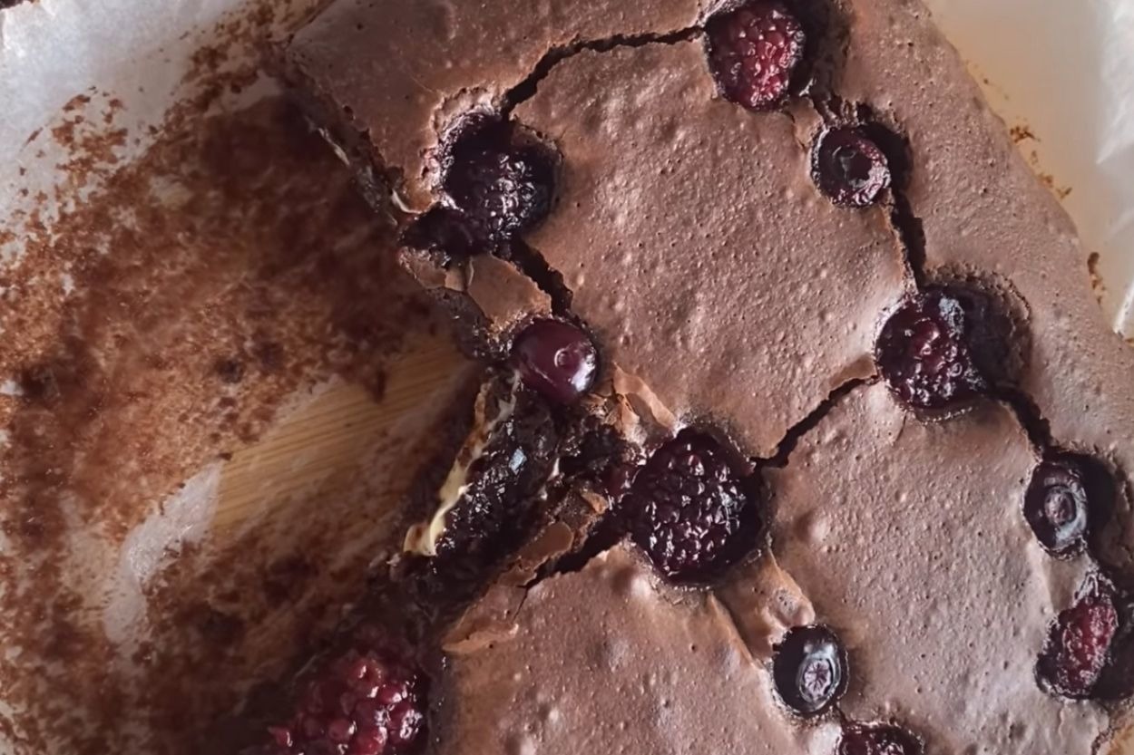 Akışkan Kıvamıyla: Orman Meyveli Browni