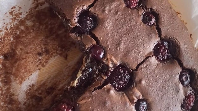 Akışkan Kıvamıyla: Orman Meyveli Browni