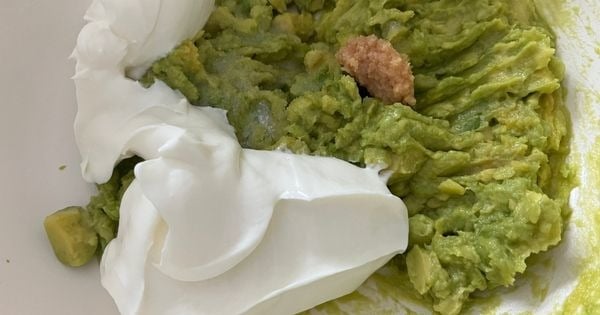 yogurtlu-avokado-salatasi-asama2