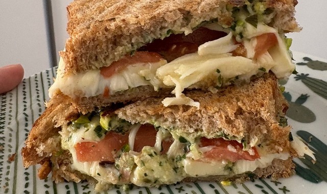 Çıtır Ekmeğiyle: Fesleğen Soslu Tost