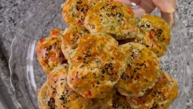Sıcacık Fırından Çıkan: Dereotlu Biberli Kolay Poğaça