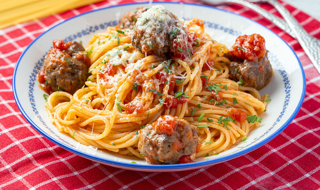 En Lezzetli Buluşma: Köfteli Domatesli Spagetti 