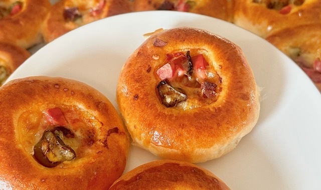 Kolay Yapımıyla: Yumuşacık Pizza Poğaça