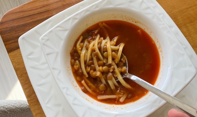 Eriştesi Bol: Pratik Yeşil Mercimek Çorbası