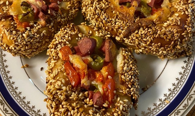 Kahvaltı Sofralarına: Mini Simit Pizza